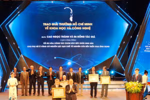 Chủ tịch nước Nguyễn Xuân Phúc trao Giải thưởng Hồ Chí Minh cho GS.TS.BS. Cao Ngọc Thành - Trưởng nhóm tác giả cụm công trình “Tối ưu hóa công tác chăm sóc sức khỏe sinh sản cho phụ nữ ở vùng có nguồn lực hạn chế: Từ nghiên cứu đến triển khai ứng dụng” đạt giải vào tối 23/11 tại Hà Nội.