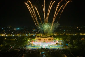 Pháo hoa tầm thấp lung linh trên bầu trời Hoàng cung Huế trong đêm bế mạc Tuần lễ Festival Nghệ thuật quốc tế Huế 2024. (Ảnh: Đình Hoàng).