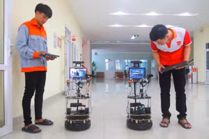 Các sinh viên Khoa Kỹ thuật và Công nghệ - Đại học Huế điều khiển các thiết bị thông minh tại Ngày hội trí tuệ nhân tạo. (Ảnh: Đại Dương).