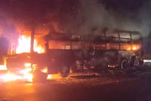 Chiếc xe khách chở 29 người bốc cháy dữ dội trên cao tốc La Sơn - Túy Loan. (Ảnh: CTV)