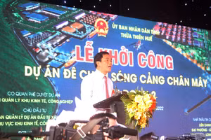 Ông Nguyễn Văn Phương - Chủ tịch UBND tỉnh Thừa Thiên - Huế phát biểu chỉ đạo tại Lễ khởi công Dự án đê chắn sóng cảng Chân Mây giai đoạn 2 (Ảnh: Đại Dương).