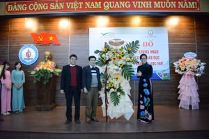Lãnh đạo Trường Đại học Sư phạm, Đại học Huế (bên trái) nhận quyết định và giấy chứng nhận chất lượng cơ sở giáo dục đạt chuẩn chu kỳ 2. (Ảnh: M.L)