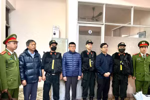 3 thành viên Ban giám đốc Trung tâm đăng kiểm cơ giới Thừa Thiên – Huế bị bắt vào chiều 16/2. (Ảnh: Hồng Anh - Thắng Anh).