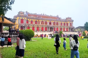 Du khách tấp nập tham quan Điện Kiến Trung vừa được phục dựng lại tại Đại Nội Huế. (Ảnh: Đ.H)