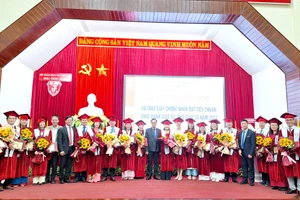 18 tân Giáo sư, Phó Giáo sư của Đại học Huế (tỉnh Thừa Thiên - Huế) được công nhận năm 2023. (Ảnh: Đại Dương)