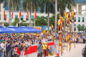 Đoàn cà kheo Vương quốc Bỉ là điểm nhấn chính tại Lễ hội đường phố trong Tuần lễ Festival nghệ thuật Quốc tế Huế 2024. (Ảnh: BTC)