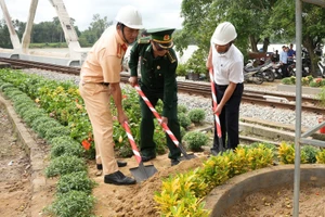 Lãnh đạo các ban ngành trồng cây hoa dọc theo cung đường sắt qua trung tâm TP Huế. (Ảnh: Ngọc Minh)