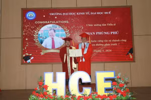 Trường ĐH Kinh tế, ĐH Huế trao bằng cho 2 tân tiến sĩ và 32 tân thạc sĩ. (Ảnh: Phương Nguyễn)