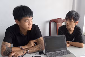 Đặng Châu Hoàng Phi (bên trái) và Lê Long Bảo Phước đã thực hiện nhiều vụ trộm cắp xe ô tô.