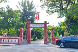 Sở GD&ĐT tỉnh Thừa Thiên - Huế vừa ra quyết định kỷ luật ông Ngô Đức Thức, Hiệu trưởng Trường THPT Hai Bà Trưng. (Ảnh: Đại Dương)