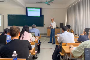 Các giáo sư đầu ngành nước ngoài dự Hội thảo quốc tế về đại số máy tính tại Huế. (Ảnh: Hoàng Hải).