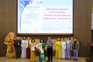 PGS.TS Lê Anh Phương, Giám đốc ĐH Huế (hàng đầu, bên phải) trao chứng nhận đạt chuẩn Hiệp hội các Trường Đại học Đông Nam Á cho Chương trình Cử nhân Kỹ thuật xét nghiệm Y học, Trường ĐH Y - Dược, ĐH Huế. (Ảnh: Đại Dương)