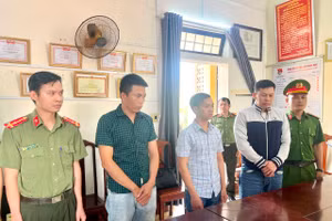 Nhóm Bắc, Quân và Hiền bị khởi tố, bắt tạm giam về hành vi tổ chức cho người khác trốn đi nước ngoài. (Ảnh: Công an tỉnh Thừa Thiên Huế)