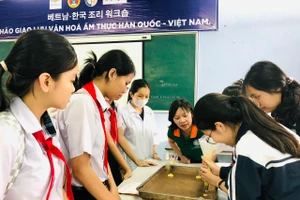 Học sinh tham gia trải nghiệm các nghề tại Trường Cao đẳng Công nghiệp Huế trong khuôn khổ Hội nghị Phân luồng giáo dục lần 4 năm 2024. (Ảnh: T.T)