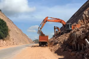 Việc xử lý điểm sạt trượt trên cao tốc Cam Lộ - La Sơn vừa hoàn tất sau 6 tháng tăng tốc (Ảnh: Đ.T).