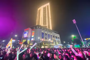 Hơn 10.000 người tập trung tại quảng trường TP Huế mừng năm mới 2023.