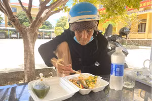 Công an huyện Phú Lộc đã đưa cụ bà đi lạc về trụ sở và mua cơm cho bà cụ. (Ảnh: CACC)