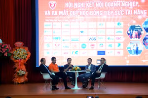 Lãnh đạo Khoa Kỹ thuật và Công nghệ - Đại học Huế, các chuyên gia và doanh nghiệp chia sẻ các kinh nghiệm thực tế. (Ảnh: Đại Dương)