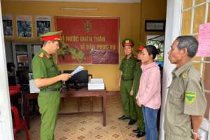 Thạch Thị Loan (áo hồng) nghe Công an Thừa Thiên Huế đọc lệnh khởi tố, bắt tạm giam. (Ảnh: CACC)