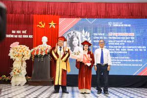 PGS.TS Võ Thanh Tùng – Hiệu trưởng Trường ĐH Khoa học, ĐH Huế trao bằng tiến sĩ cho học viên.