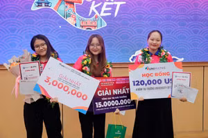 Nhóm thí sinh đạt giải Nhất cuộc thi hùng biện tiếng Anh HueZ - GenZ cùng di sản văn hóa Huế. (Ảnh: ĐHKT)