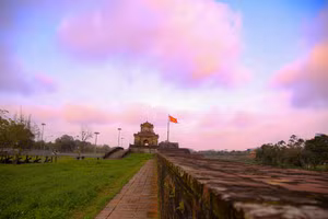 Tuyến đường đi bộ dọc bờ tường Kinh thành Huế vừa được thông suốt và phục vụ người dân và du khách. (Ảnh: Hoàng Hải).