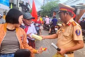 Sáng sớm 5/9, CSGT Thừa Thiên - Huế phát sữa cho các em học sinh vùng sâu vùng xa đến trường dự Lễ khai giảng. (Ảnh: T.M).