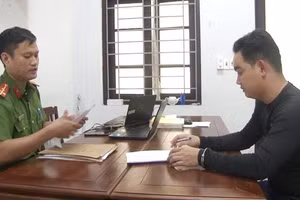 Đào Duy Thạnh (phải) "nổ" quen biết với công an, VKSND có thể "chạy án" rồi lừa tiền của người dân. (Ảnh: CACC)