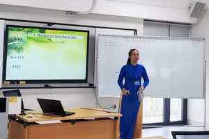 Một nữ giáo viên trình bày bài giảng tại Hội giảng giáo dục nghề nghiệp tỉnh Thừa Thiên – Huế sáng 28/8 (Ảnh: Đại Dương).