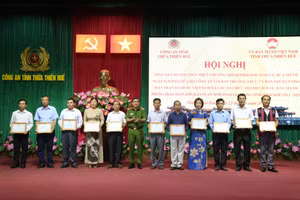 Trao bằng khen cho các tập thể, cá nhân xuất sắc trong phong trào toàn dân bảo vệ an ninh tổ quốc tại Thừa Thiên - Huế (Ảnh: Công an tỉnh Thừa Thiên - Huế).