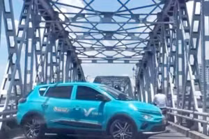 Chiếc xe taxi tự ý quay đầu xe trên cầu Trường Tiền, TP Huế. (Ảnh: Cắt từ clip trên mạng xã hội).