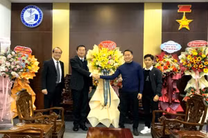 PV Báo Giáo dục và Thời đại (bên phải) thăm, chúc mừng Trường Đại học Y - Dược, Đại học Huế với GS.TS. Nguyễn Vũ Quốc Huy - Hiệu trưởng (thứ 2 từ trái qua) và PGS.TS. Nguyễn Minh Tâm - Phó Hiệu trưởng (ngoài cùng bên trái). (Ảnh: Quốc Nguyễn).