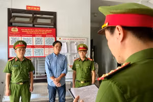 Công an tỉnh Thừa Thiên Huế đọc lệnh bắt Phạm Minh Tuấn. (Ảnh: CACC)