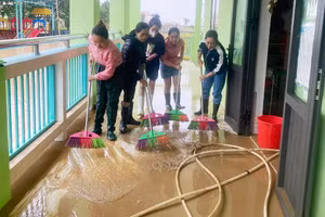 Thầy cô giáo ở Thừa Thiên – Huế khẩn trương dọn bùn đất sau trận lũ lớn.