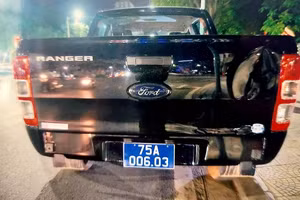 Chiếc xe biển xanh do cán bộ uống rượu bia lái và gây tai nạn giao thông nhưng không dừng lại.