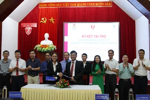 Ký kết thỏa thuận giữa Công đoàn Đại học Huế và Công ty TNHH Medlatec Thừa Thiên - Huế về chăm sóc sức khỏe định kỳ năm 2023 cho viên chức, người lao động Đại học Huế. (Ảnh: Đại Dương)