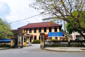 Khu "đất vàng" số 8-10 đường Phan Bội Châu, TP Huế - trụ sở cũ của Sở Giao thông Vận tải tỉnh Thừa Thiên - Huế sẽ được đấu giá vào ngày 28/12 tới đây. (Ảnh: Đại Dương)