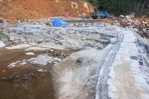 Nhiều khu vực xây dựng trái phép tại Thác Cây Sen (xã Lộc Hòa, huyện Phú Lộc, tỉnh Thừa Thiên - Huế) qua phản ánh báo chí, đang được cơ quan chức năng xử lý.