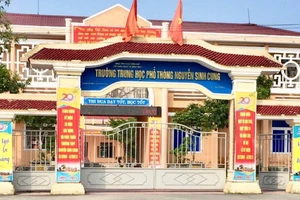 Trường THPT Nguyễn Sinh Cung, tỉnh Thừa Thiên - Huế tự ý cho học sinh nghỉ học trong ngày làm việc để giáo viên đi chơi biển (Ảnh: T.B).