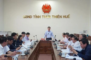 Ông Nguyễn Thanh Bình, Phó Chủ tịch Thường trực UBND tỉnh Thừa Thiên Huế (đứng) chủ trì cuộc họp nghe báo cáo về Đề án sắp xếp các cơ sở giáo dục nghề nghiệp công lập thuộc tỉnh Thừa Thiên Huế giai đoạn 2022-2030. (Ảnh: N.H). 