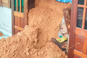 Căn nhà 2 vợ chồng bị hàng trăm khối đất đá vùi lấp. (Ảnh: CACC)