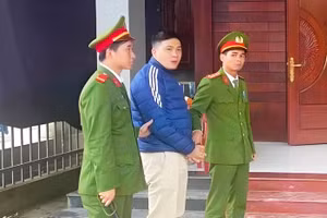 Công an thực hiện lệnh bắt ông Trần Viết Thế Sơn, cán bộ Hạt Kiểm lâm huyện Nam Đông. (Ảnh: CACC)