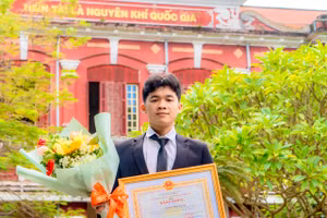 Chủ tịch UBND tỉnh Thừa Thiên - Huế tặng Bằng khen cho Nguyễn Minh Tài Lộc vì có thành tích xuất sắc trong Kỳ thi Olympic Vật lý châu Á.