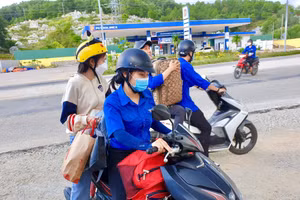 Tình nguyện viên Đại học Huế giúp các tân sinh viên vào nhập học.