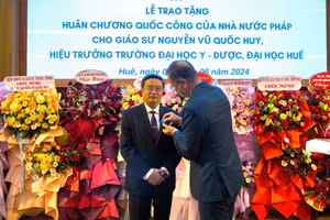 Ngài Olivier Brochet, Đại sứ Cộng hòa Pháp tại Việt Nam trao tặng Huân chương Công trạng Quốc gia, tước hiệu Hiệp sĩ cho GS.TS Nguyễn Vũ Quốc Huy, Hiệu trưởng ĐH Y - Dược, ĐH Huế. 