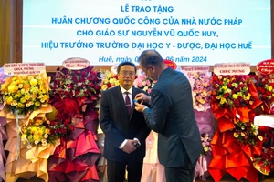 Ngài Olivier Brochet, Đại sứ Cộng hòa Pháp tại Việt Nam trao tặng Huân chương Công trạng Quốc gia, tước hiệu Hiệp sĩ cho GS.TS Nguyễn Vũ Quốc Huy, Hiệu trưởng ĐH Y - Dược, ĐH Huế. 