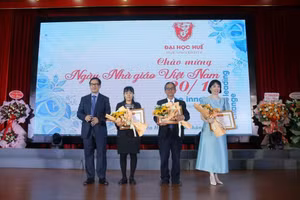 Giám đốc Đại học Huế trao giấy khen và phần thưởng cho các Giáo sư, Phó Giáo sư có nhiều bài báo xuất bản quốc tế: GS.TS Đinh Quang Khiếu; GS.TS Nguyễn Thị Hoài và PGS.TS Nguyễn Thị Ái Nhung.