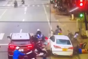 Khoảnh khắc taxi "điên" húc nhiều xe máy ở cột đèn đỏ giao lộ An Dương Vương - Hồ Đắc Di, TP Huế. (Ảnh: cắt từ clip Hue-S)