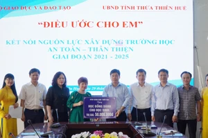 Thứ trưởng Ngô Thị Minh cùng bà Dương Thanh Hương – Phó Tổng Biên tập Báo Giáo dục & Thời đại trao học bổng trị giá 50 triệu đồng cho học sinh huyện A Lưới.