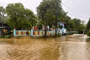 Một điểm trường tại huyện Phong Điền, tỉnh Thừa Thiên - Huế phải cho học sinh nghỉ học do lũ lên nhanh. (Ảnh: H.D)